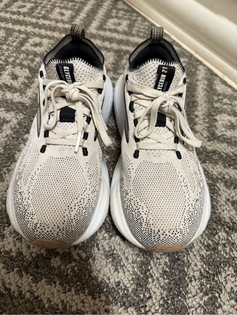 Brooks Glycerin StealthFit 21 Womens Sz 6. Black/white. Pre owned